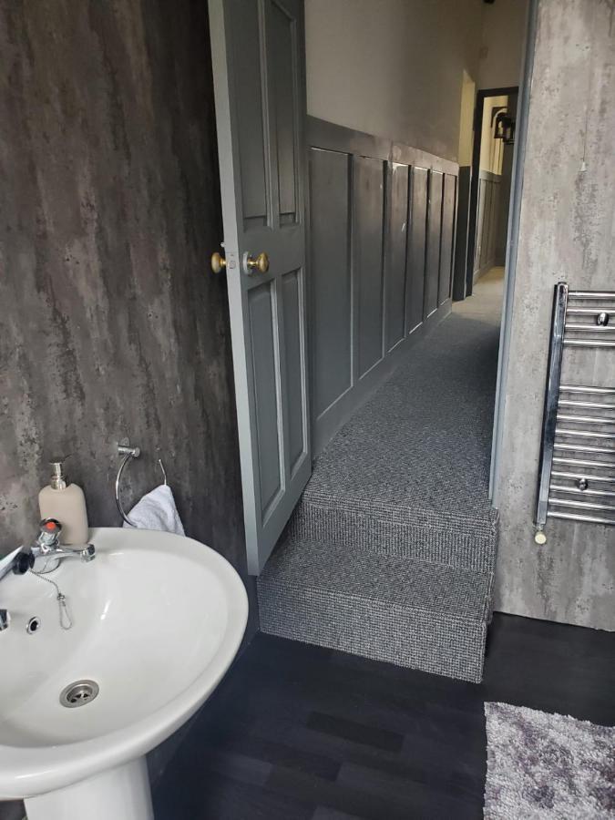 Blessington Road B&B & Lockinn Bar & Restaurant リヴァプール エクステリア 写真
